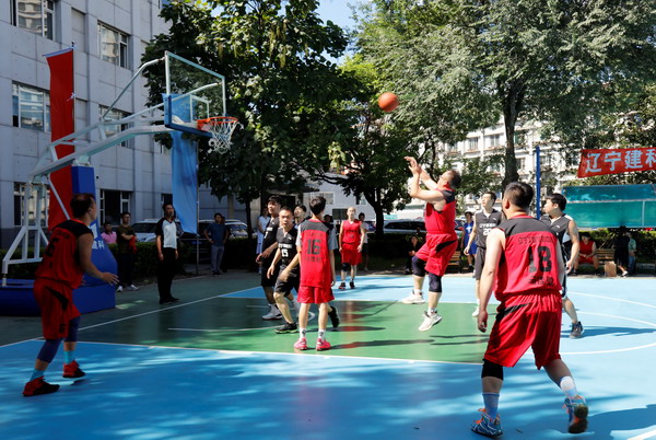 禮贊建黨百年 展現(xiàn)建科風(fēng)采——省建科院第十三屆“奮進杯”職工籃球賽開幕(圖2) 禮贊建黨百年 展現(xiàn)建科風(fēng)采——省建科院第十三屆“奮進杯”職工籃球賽開幕(圖2)