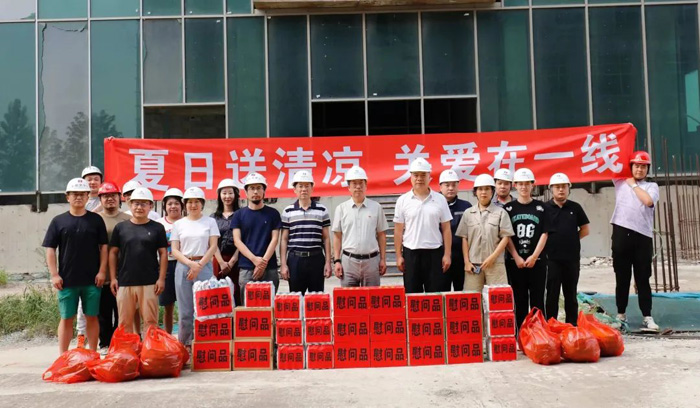 夏日送清涼，關(guān)愛在一線(圖1)