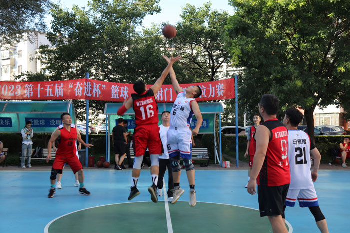 賽場結(jié)友誼 合作拓市場——省建科院與中建三局東北分公司開展籃球友誼對抗賽(圖2) 賽場結(jié)友誼 合作拓市場——省建科院與中建三局東北分公司開展籃球友誼對抗賽(圖2)