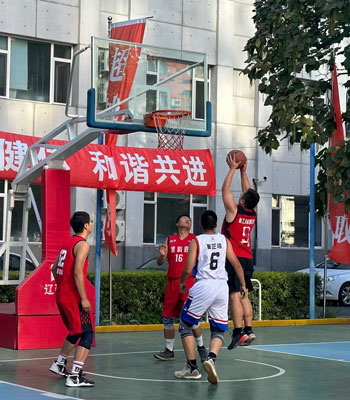 賽場結(jié)友誼 合作拓市場——省建科院與中建三局東北分公司開展籃球友誼對抗賽(圖3) 賽場結(jié)友誼 合作拓市場——省建科院與中建三局東北分公司開展籃球友誼對抗賽(圖3)